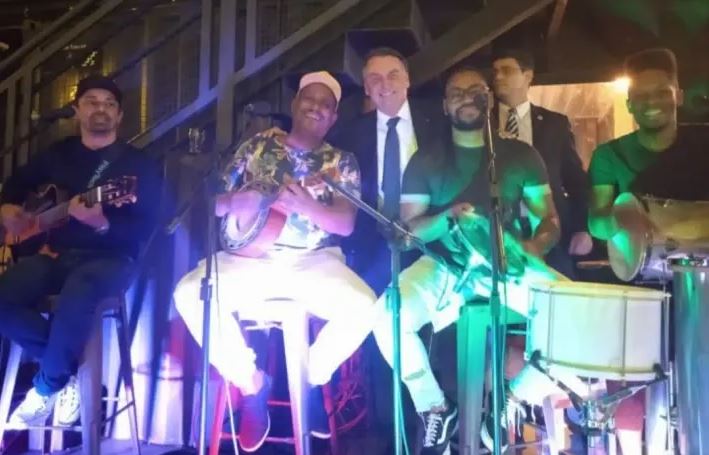 Com Brasil perto das 500 mil mortes, Bolsonaro se diverte no pagode