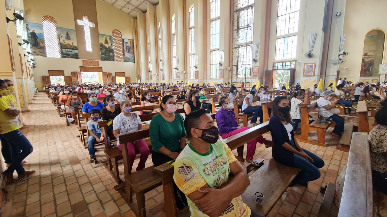 Sobreviventes da covid tentam lotar catedral, mas padre fecha igreja