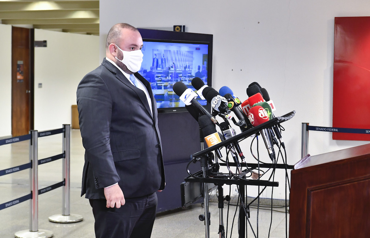 Fausto mente, constrange colegas e terá que ouvir bronca hoje