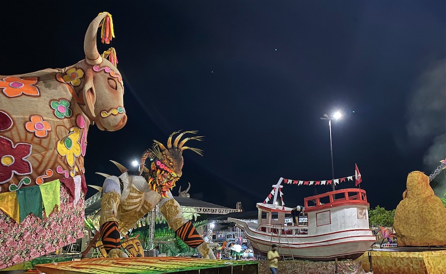 Parintins não vai realizar festival folclórico este ano, mas a cidade está lotada de gente