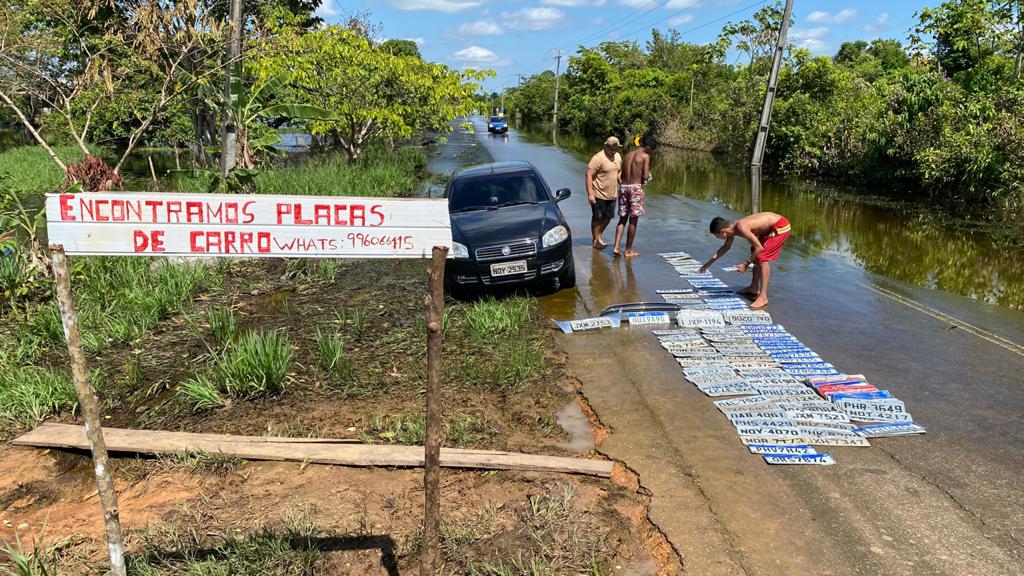 Placas perdidas em buracos da BR-319 vira oportunidade de renda