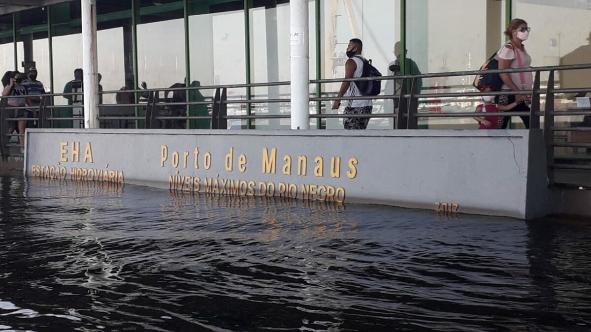 Rio Negro sobe e está a um centímetro de 30 metros