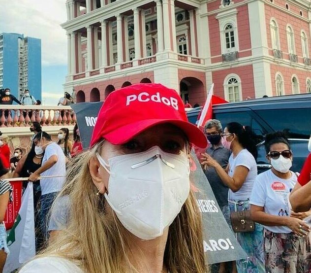 Vanessa Grazziotin aparece em protesto contra Bolsonaro em Manaus