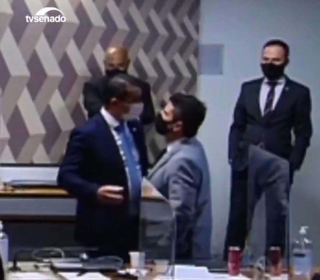 Senador Marcos do Val dá “ombrada” em depoente da CPI da covid