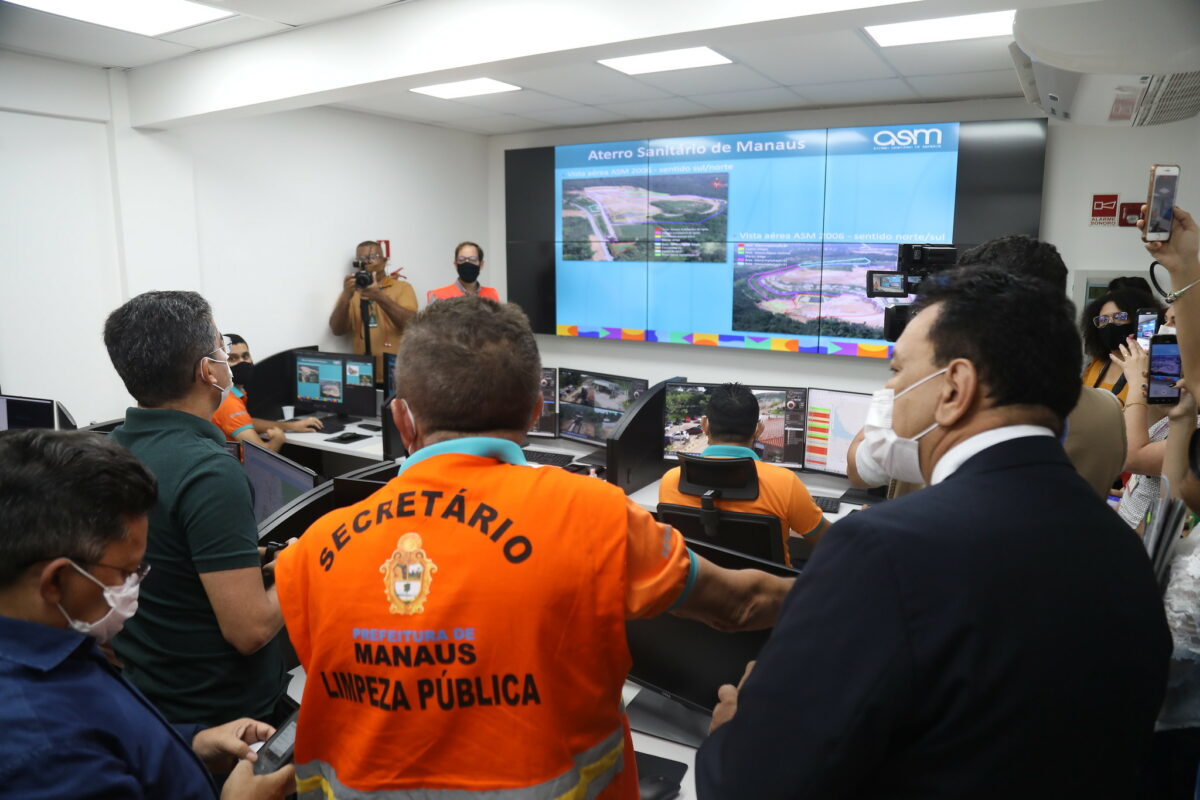 O prefeito David Almeida esteve na manhã de ontem (10), no Aterro de Resíduos Sólidos Urbanos de Manaus, em busca de alternativas sustentáveis ao local, com propostas de geração de renda para a população e economia ao município.
