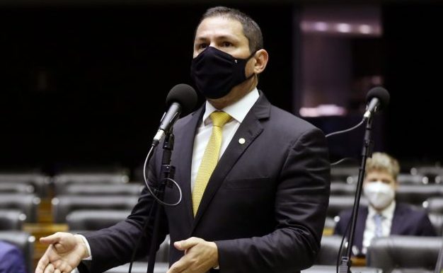 Vice de Lira na Câmara avalia pedidos de impeachment de Bolsonaro