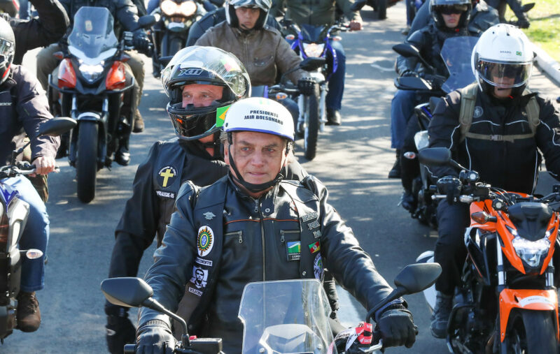 Bolsonaro passeia de moto por quase toda Manaus