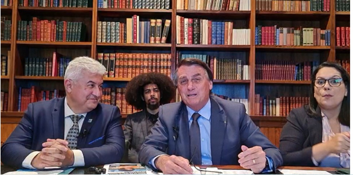 'Caguei para a CPI. Não vou responder nada', diz Bolsonaro em live
