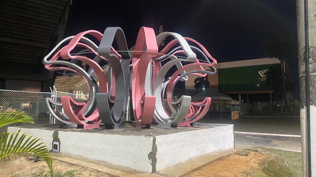 Monumento dos Botos, em frente ao sambódromo de Manaus