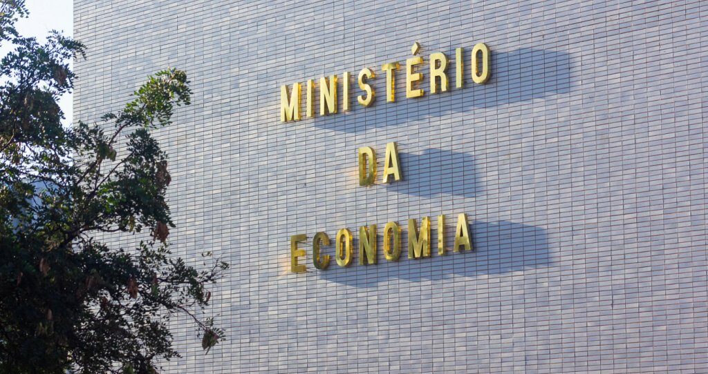 secretaria, guedes, problematico, pfizer