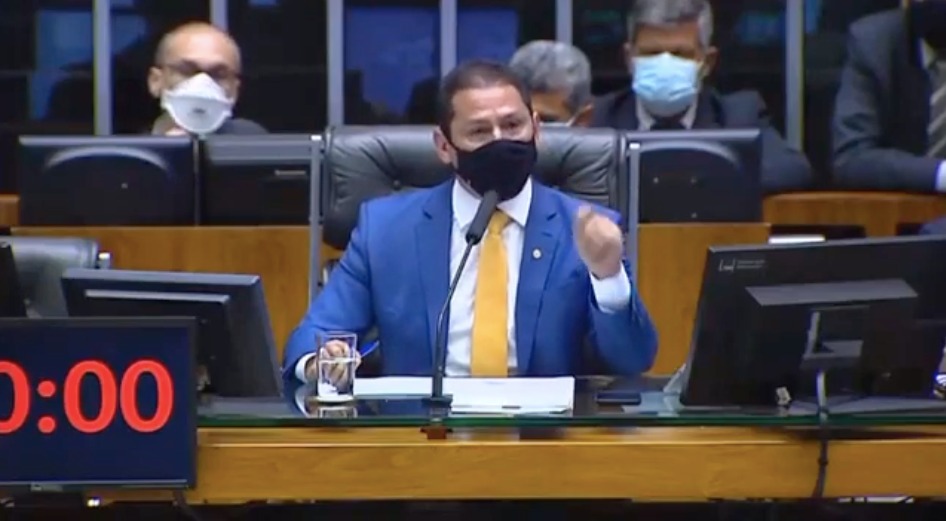 Bolsonaro vota no fundão de quase R$ 6 bi, culpa colega e toma bronca