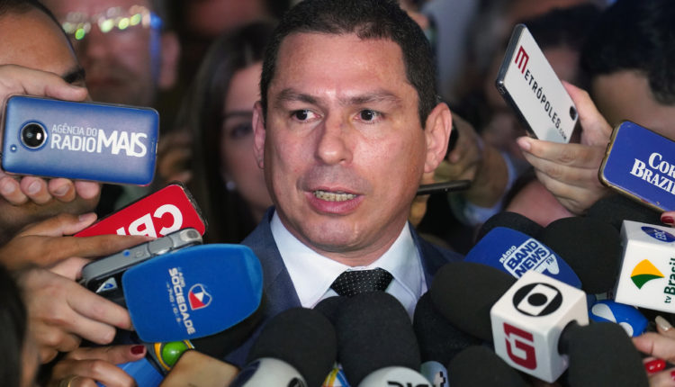 Deputado alerta que golpista se passou por ele para clonar telefones