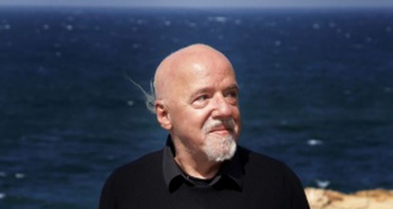 Paulo Coelho diz que Brasil está se desitegrando a olhos vistos