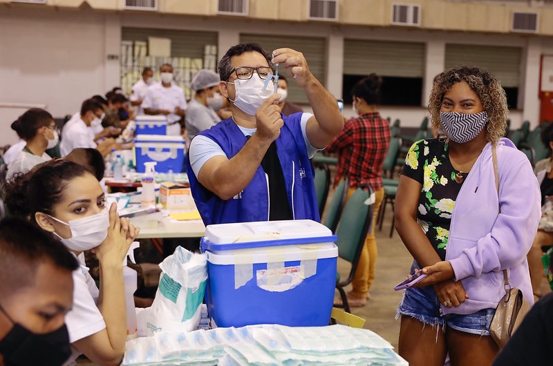 Manaus vacina público a partir de 25 anos de idade contra covid-19