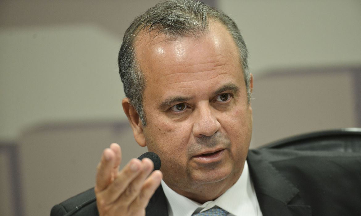 Ministro passa por cirurgia após obstrução arterial