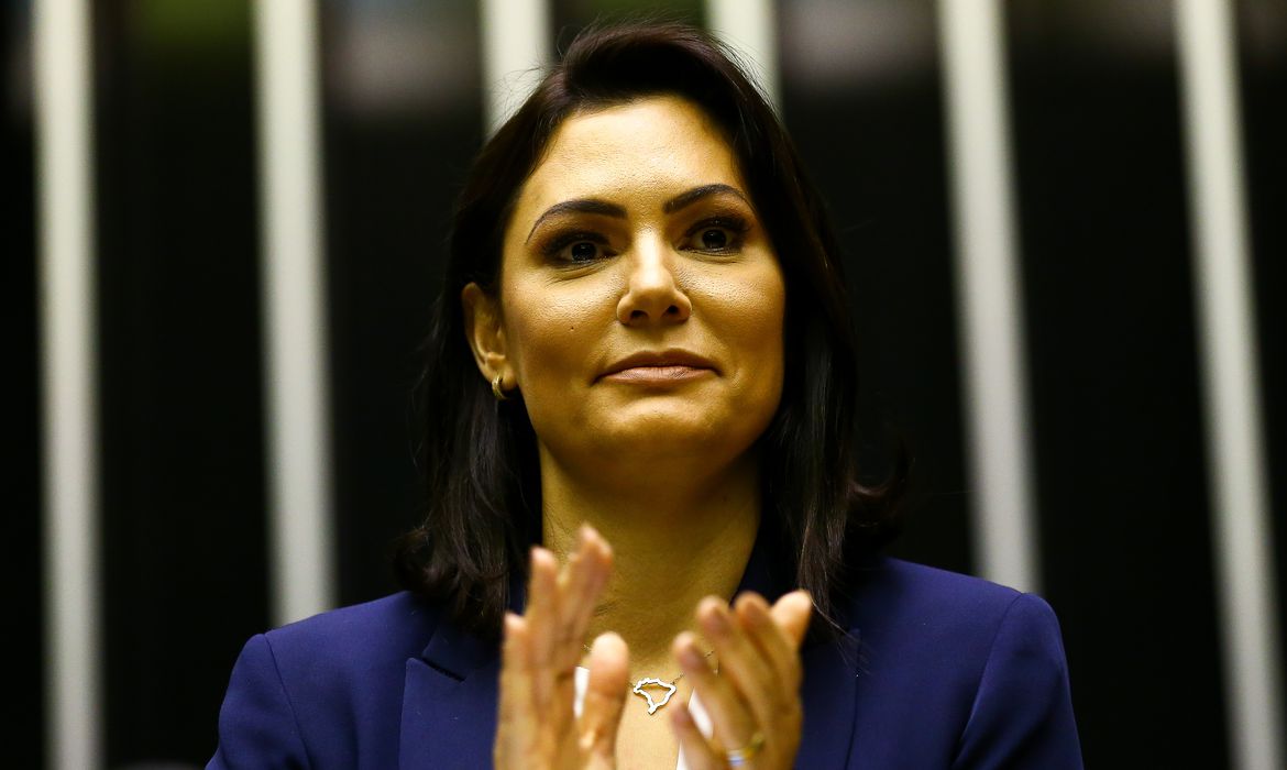 Michelle lidera pesquisa ao Senado em possível eleição suplementar