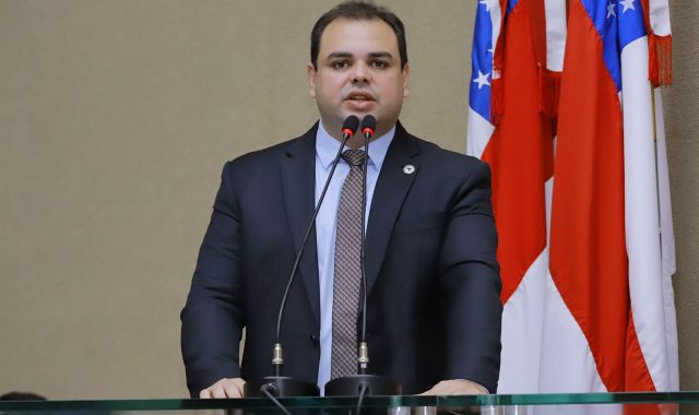 Presidente da ALE-AM põe serviço da empresa de luz em debate