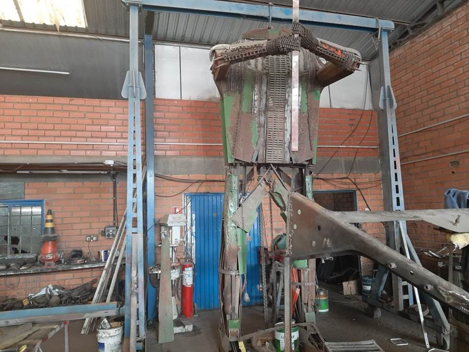 Gaúchos homenageiam Bolsonaro com estátua de 6 m e arma na mão
