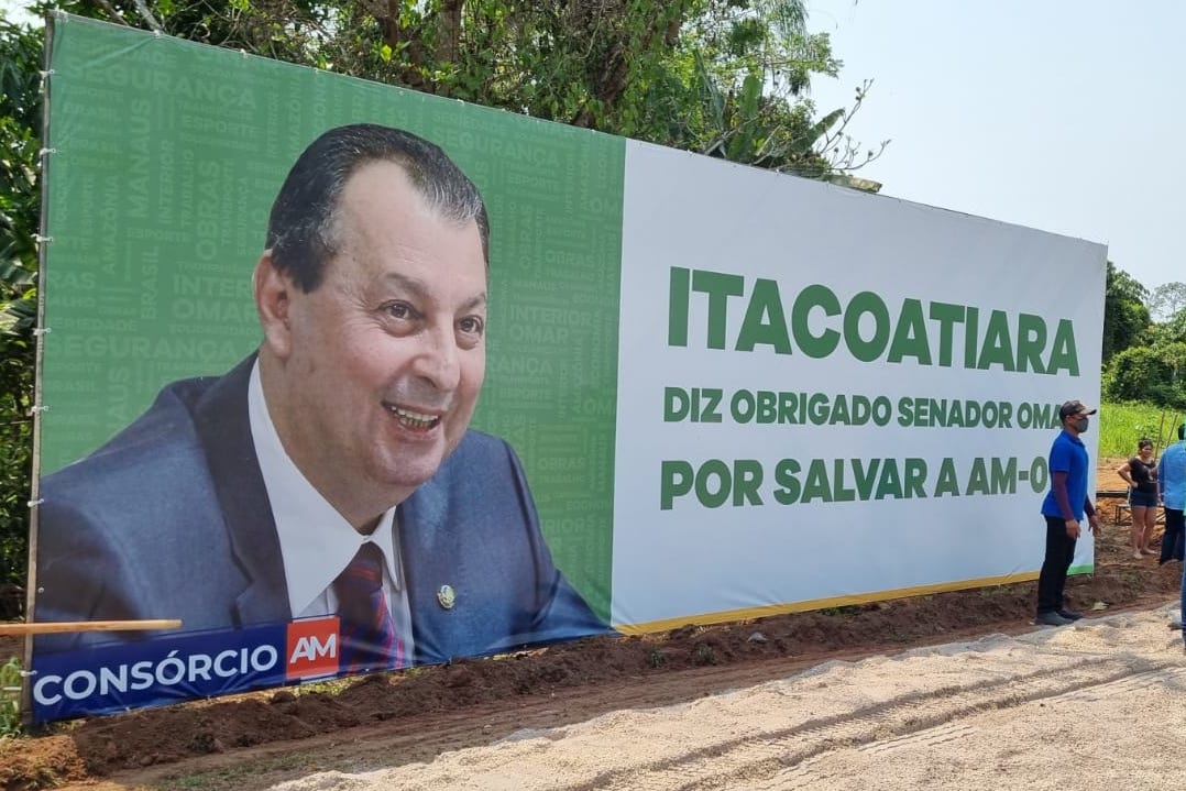Outdoor colocado na entrada da cidade de Itacoatiara