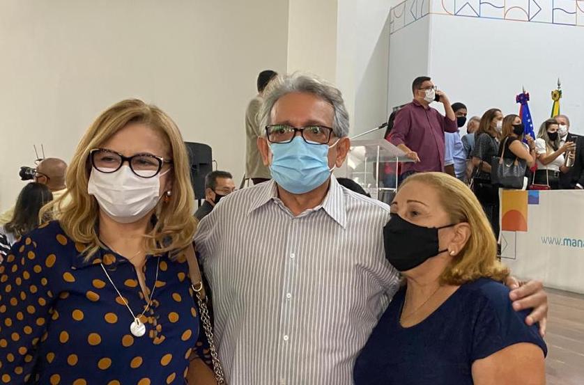 Pauderney Avelino posa em foto com professores