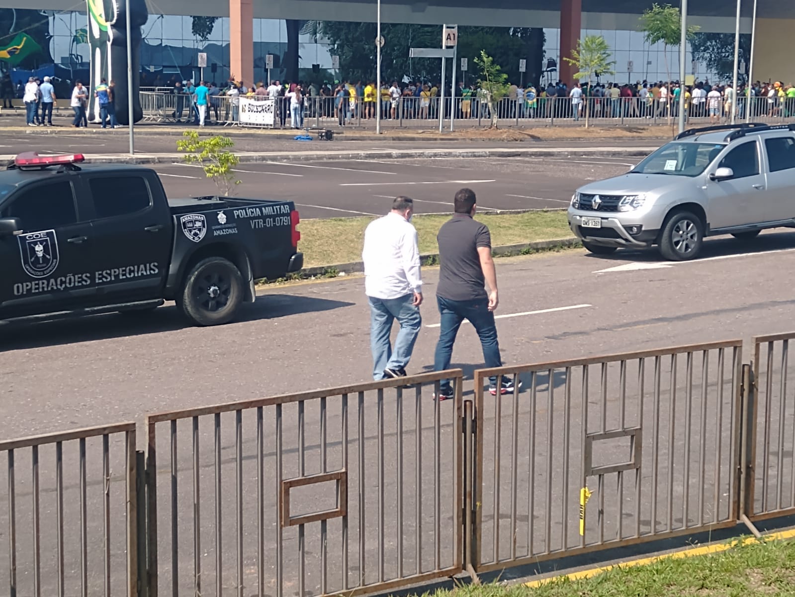Ex-ministro Eduardo Pazuello no aeroporto Eduardo Gomes para receber Bolsonaro