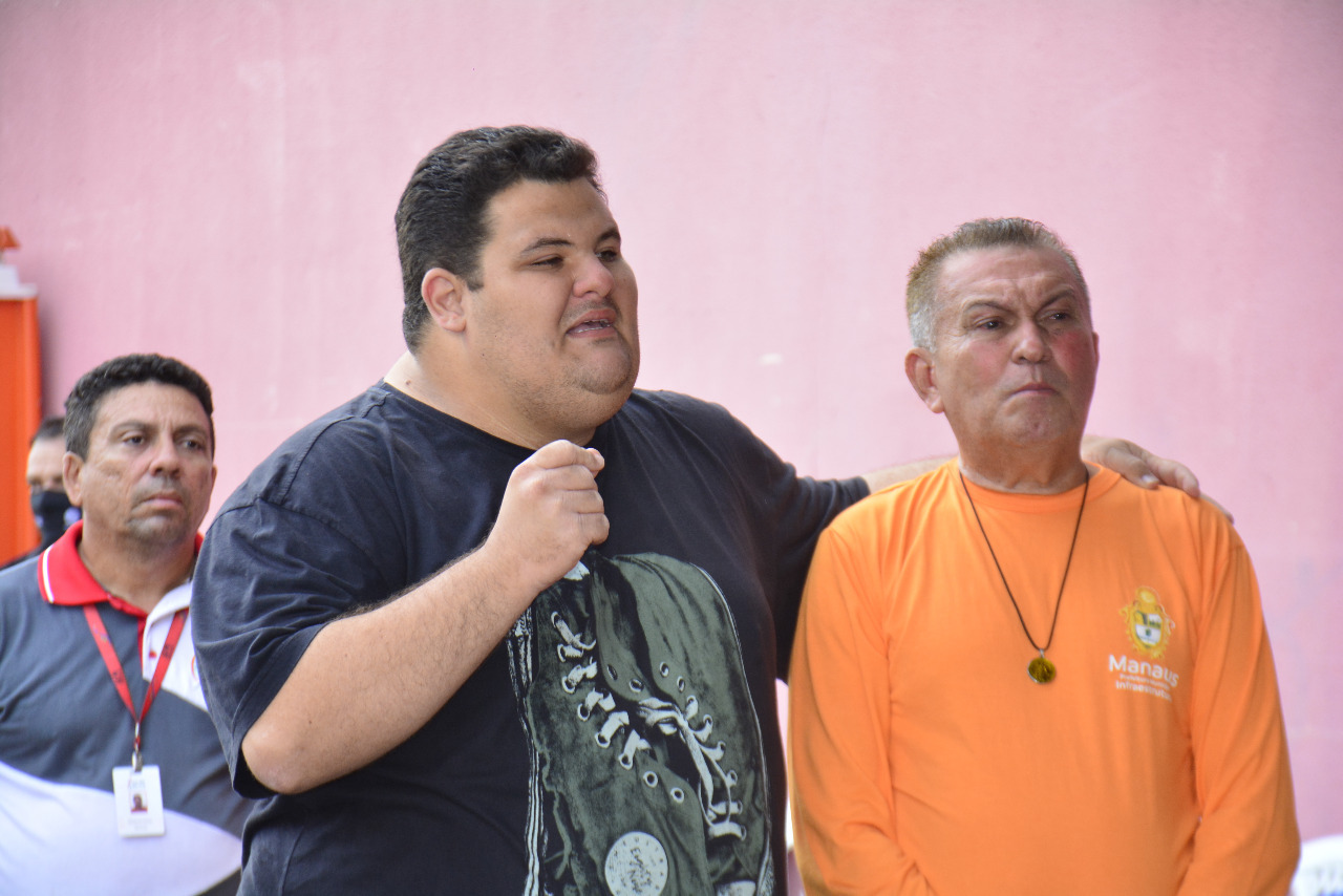 Renato Júnior, de Preto, ao lado de Sabá Reis, da Semulsp