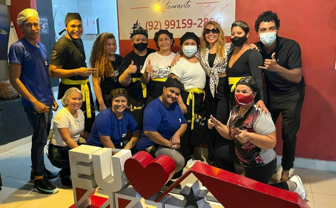 Joelma visita restaurante paraense em Manaus