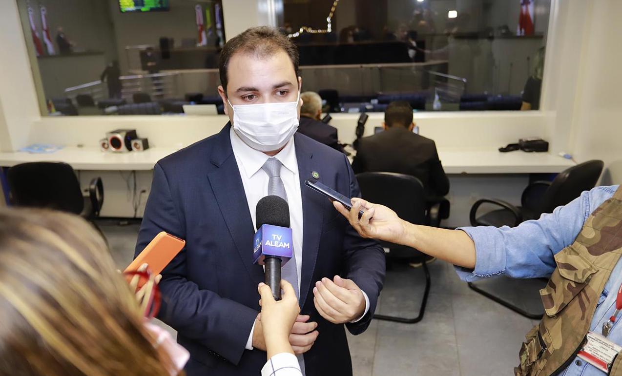 Roberto Cidade em entrevista na sala de imprensa da ALE-AM
