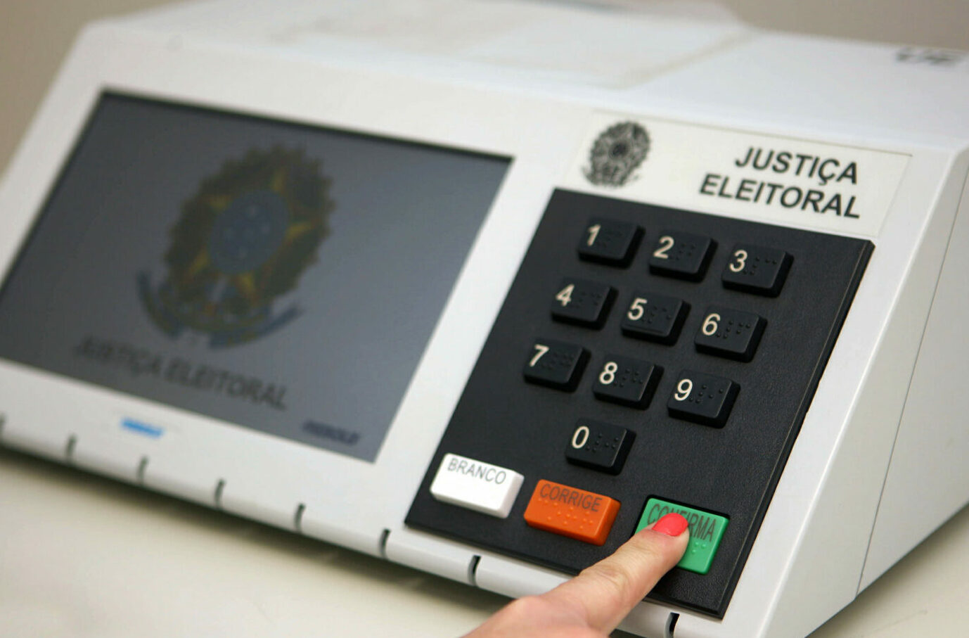 Peritos da PF emitem nota afirmando segurança da urna eletrônica