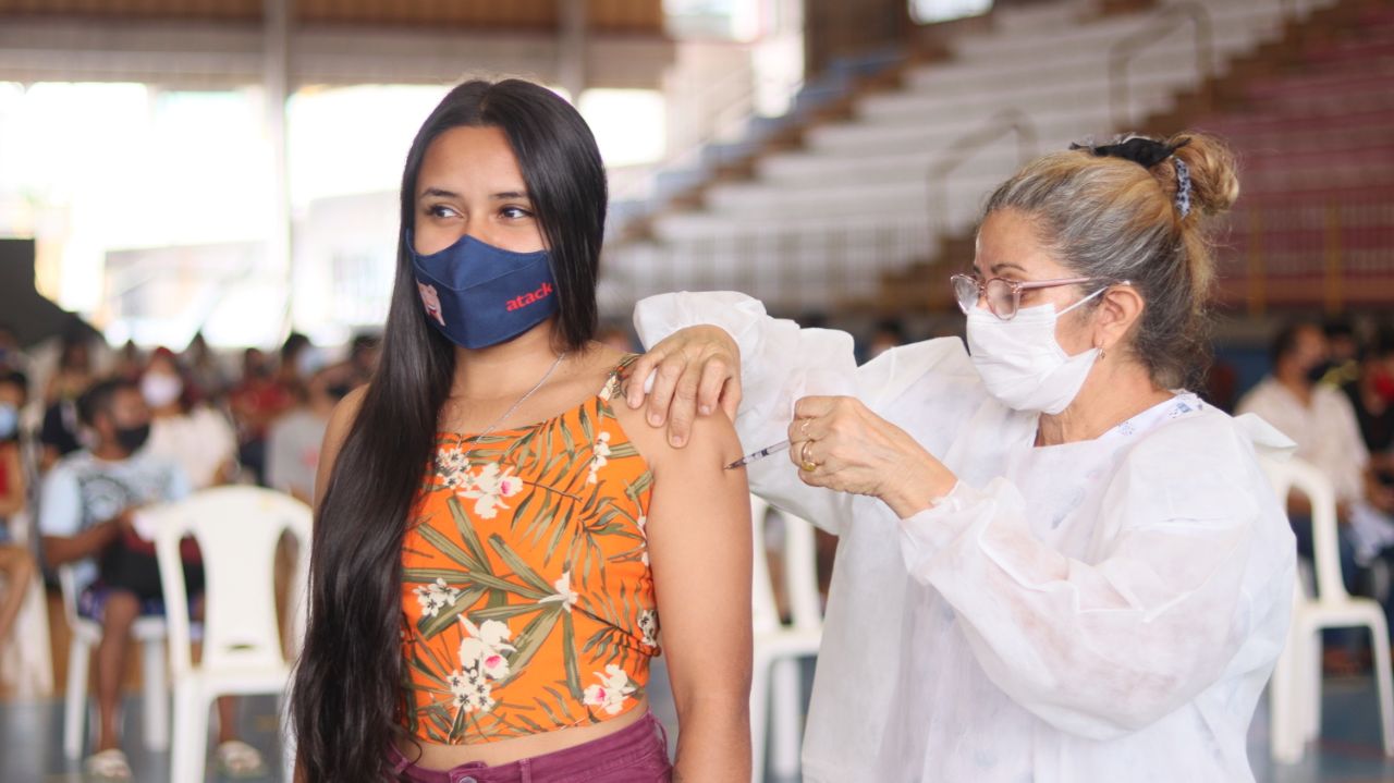 Vacinação em Manaus prossegue com público a partir dos 18 anos