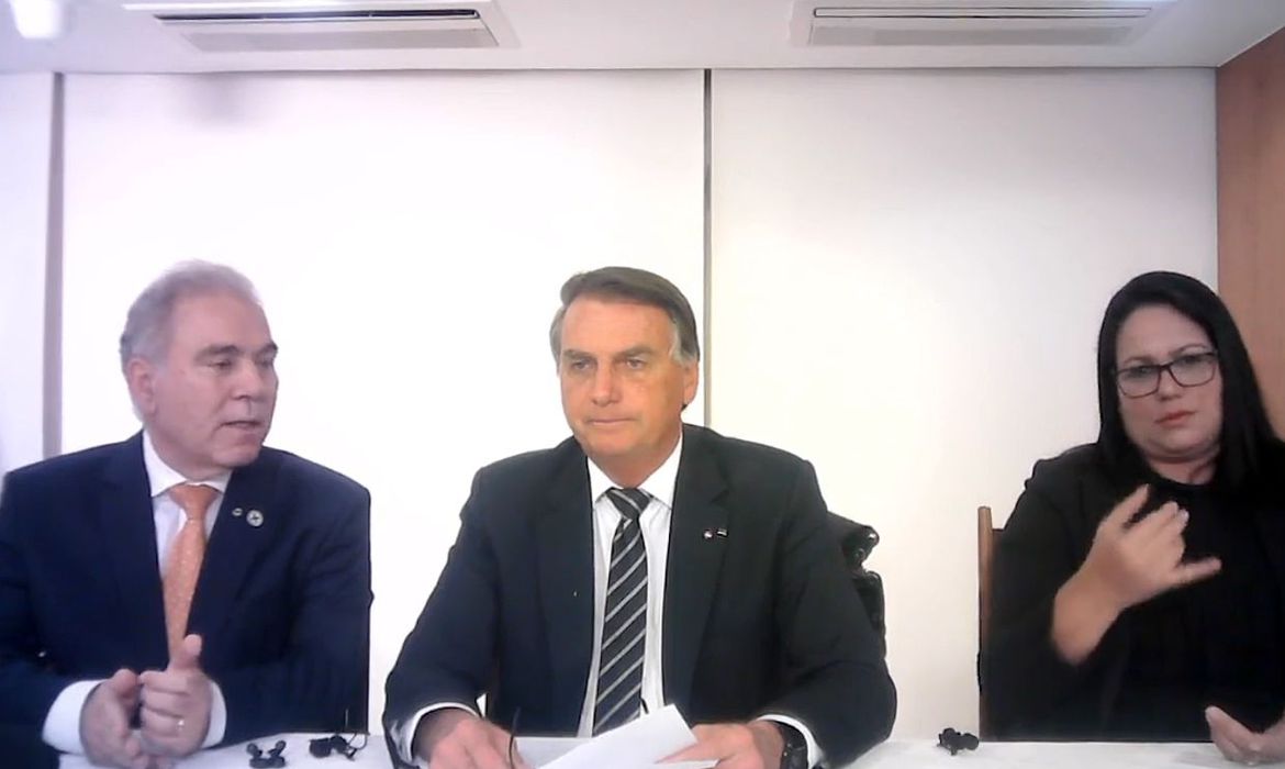 Bolsonaro faz live de mentiras sobre inflação e vacinação, site desmente