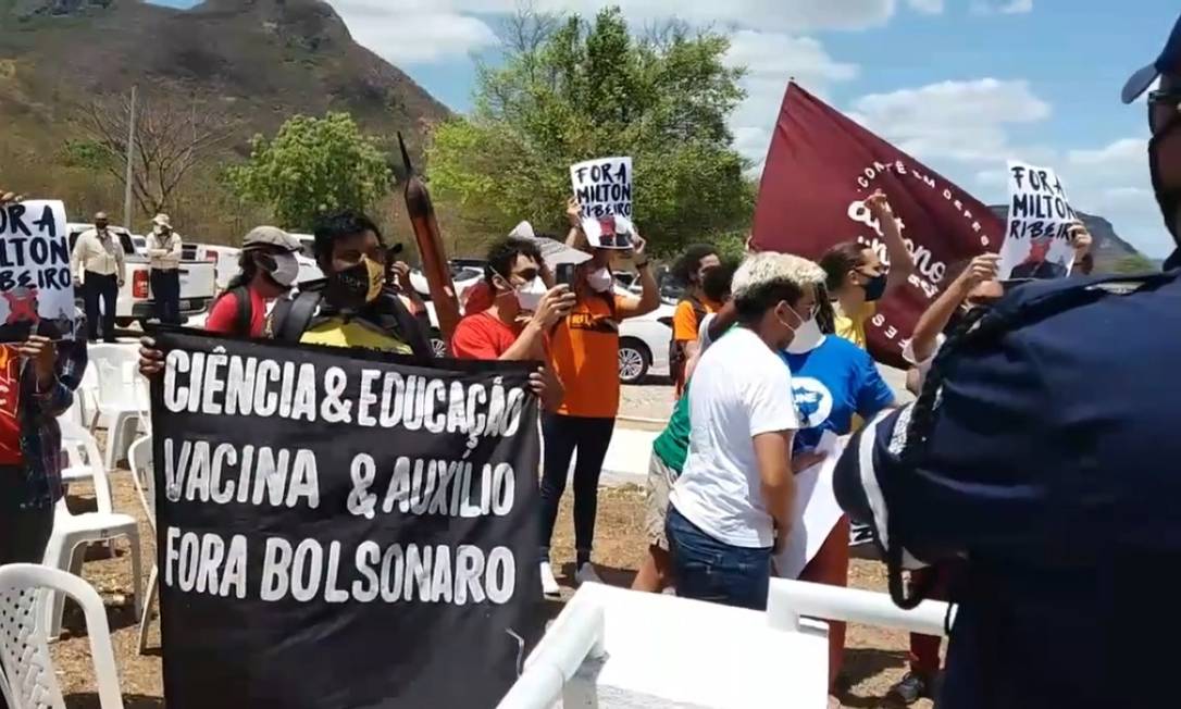 Estudantes protestam contra ministro da Educação em inauguração no CE