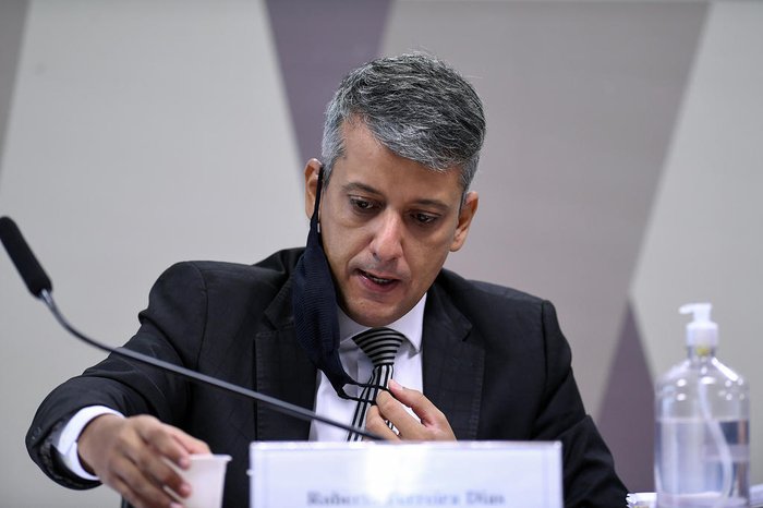 Após assinar contrato da Covaxin, Dias toma chope com lobista da Precisa