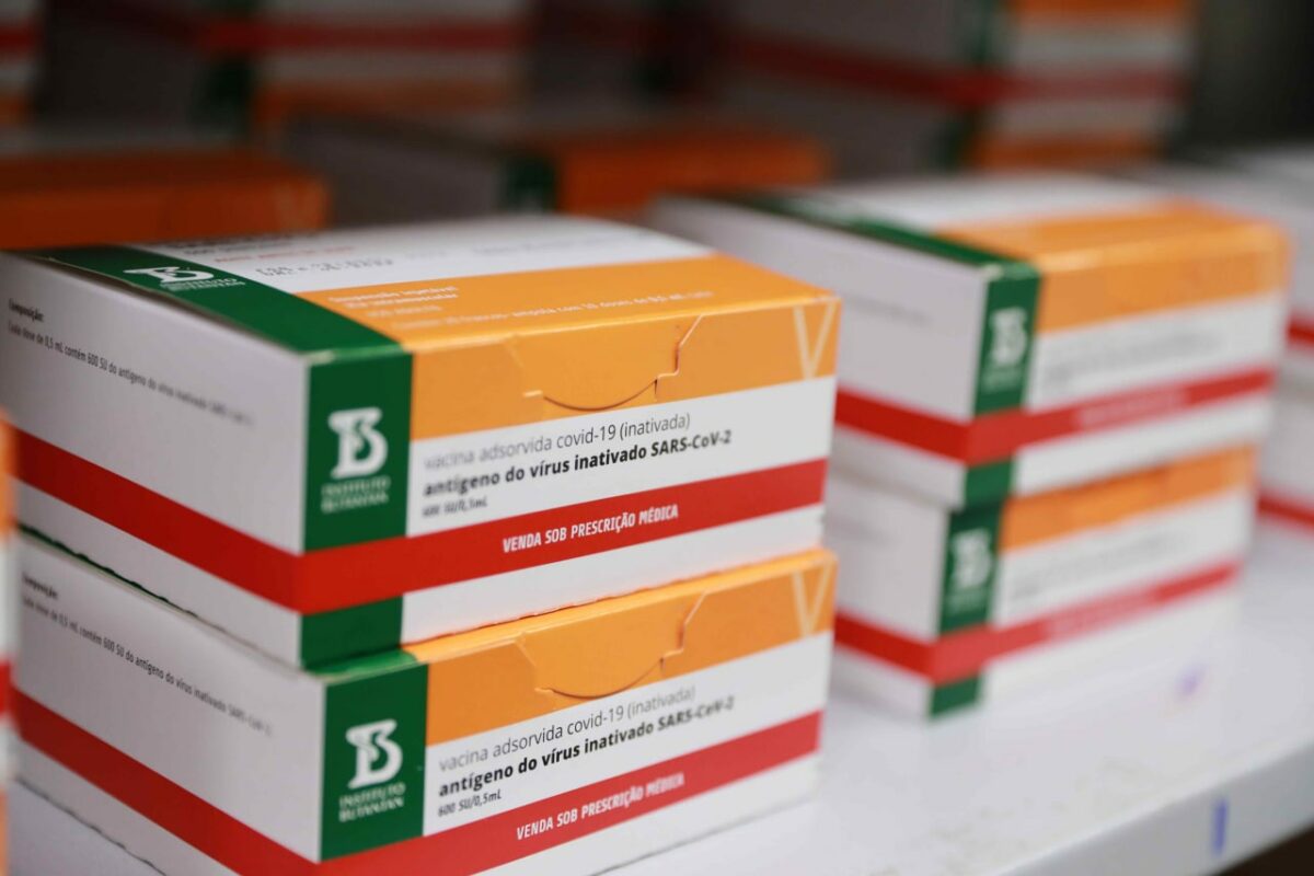 Governo do AM recebe novo lote com 18.200 vacinas contra covid-19