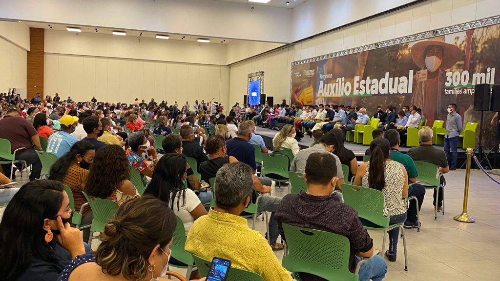 Público no evento auxílio estadual