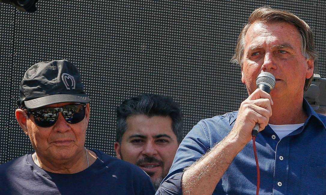 Mourão abandona máscara e justifica foto ao lado de Bolsonaro