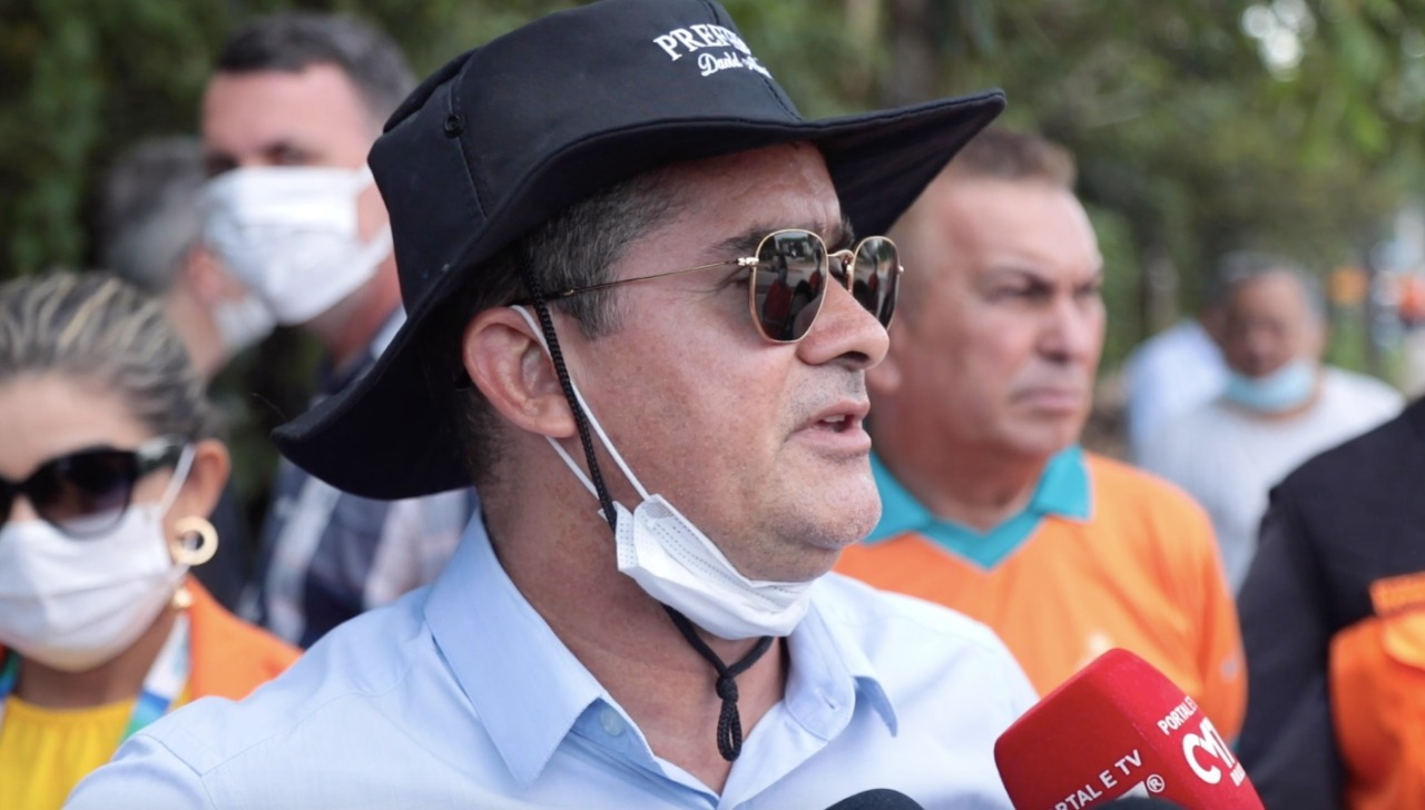 Prefeito David Almeida em visita a obra no Distrito Industrial