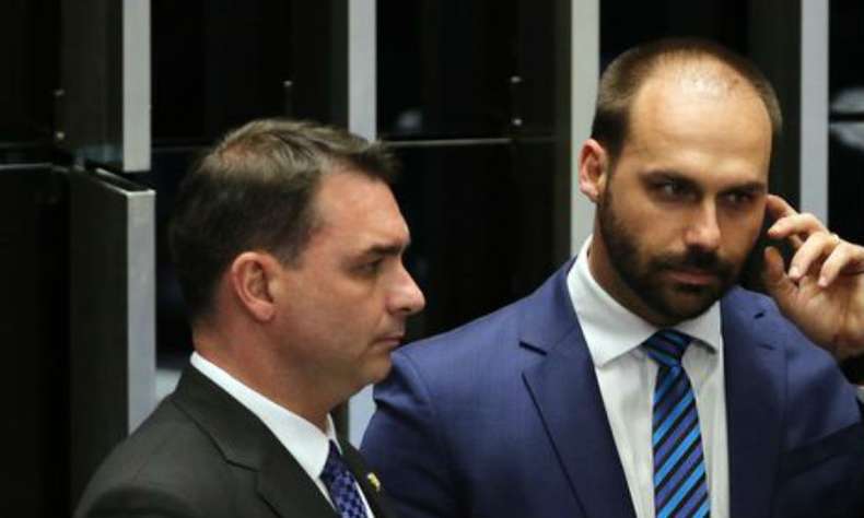 Filhos de Bolsonaro dizem que tem 'acordo por trás' para recuo do pai