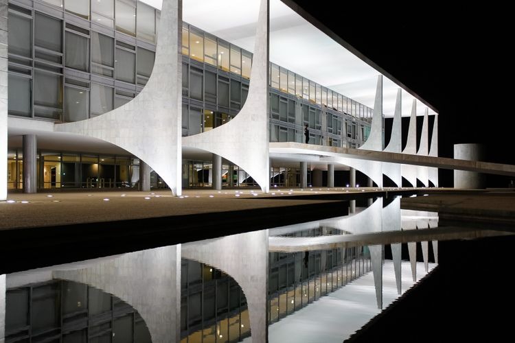 Fim do foro privilegiado há 1.000 dias dorme nas gavetas da Câmara