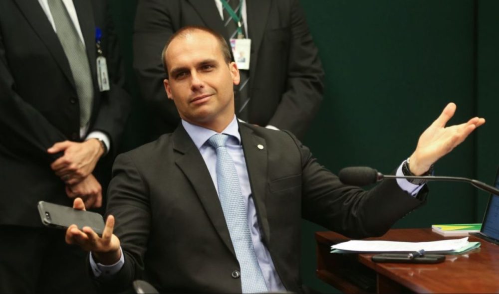 Ministros e filho de Bolsonaro são novos casos de covid da ida aos EUA