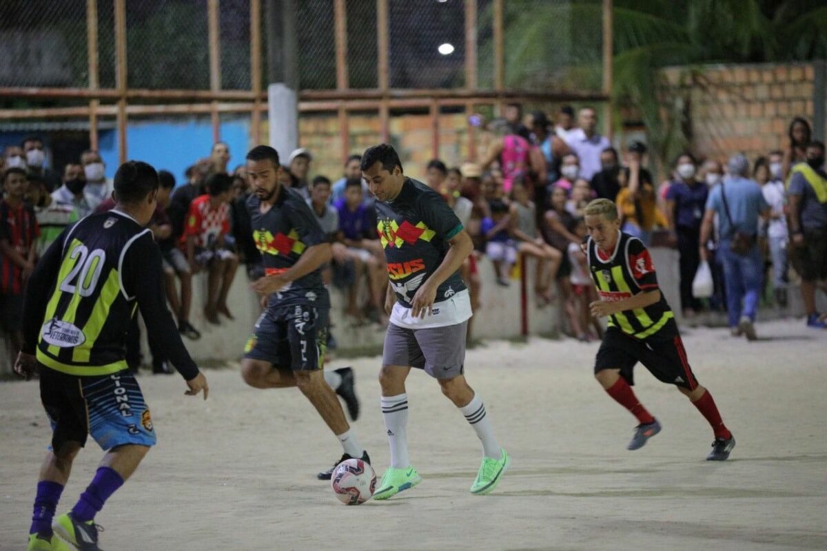 Governador Wilson Lima joga bola em nova arena que vai revitalizar