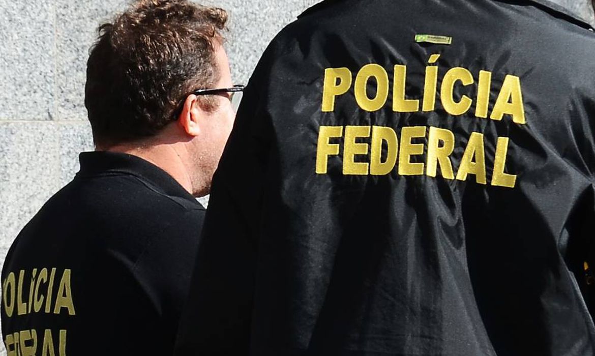 PF apreende embarcação fazendo transporte ilegal de eleitores em Parintins