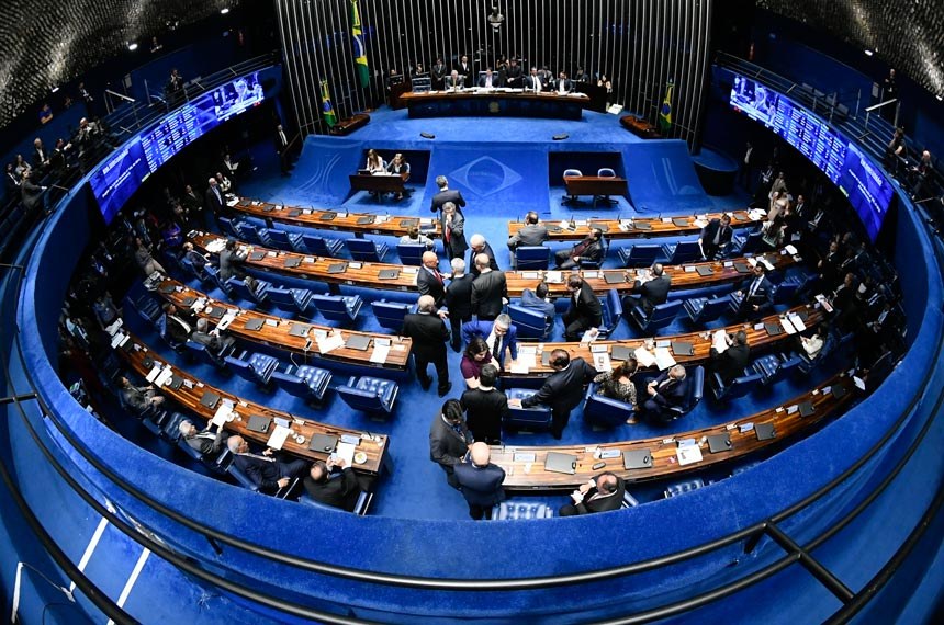 Senado perdoa governador e prefeito que não investiu mínimo em educação
