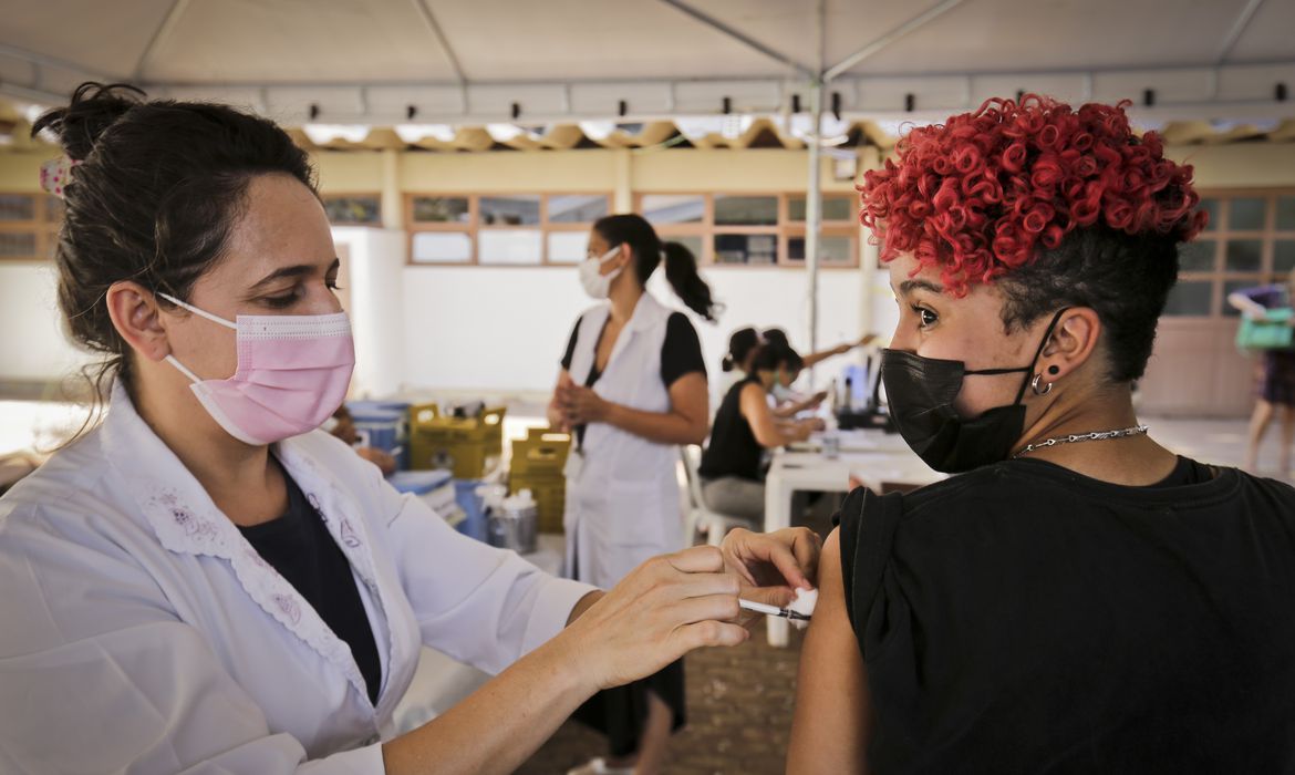 Médicos rechaçam paralização da vacinação de adolescentes