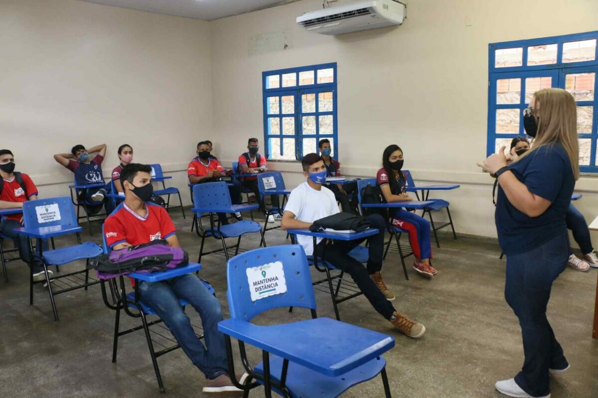 Municípios do Amazonas retomam 100% aulas presenciais dia 8
