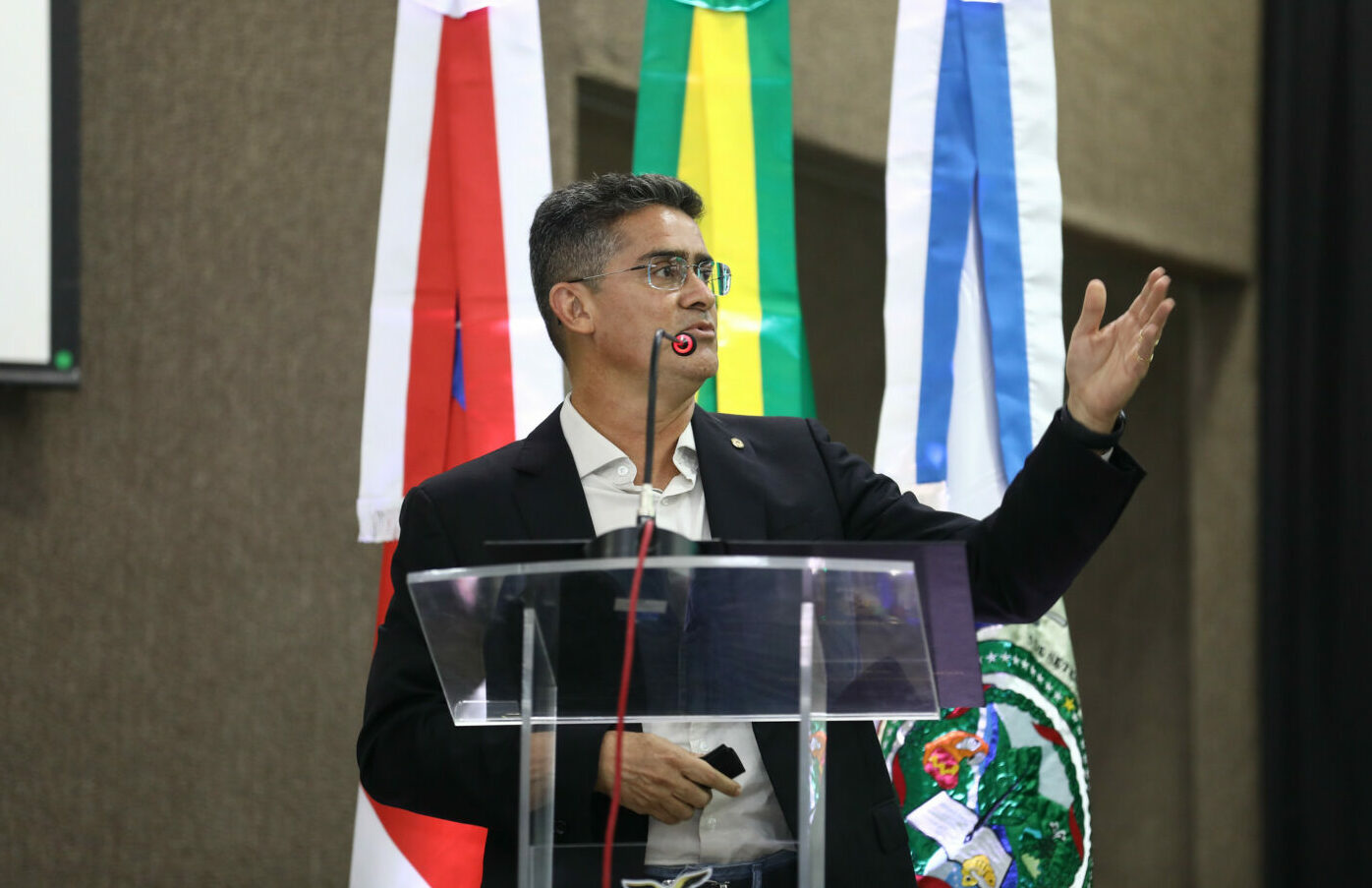 Prefeito anuncia desconto de 50% na conta de água para 500 mil pessoas