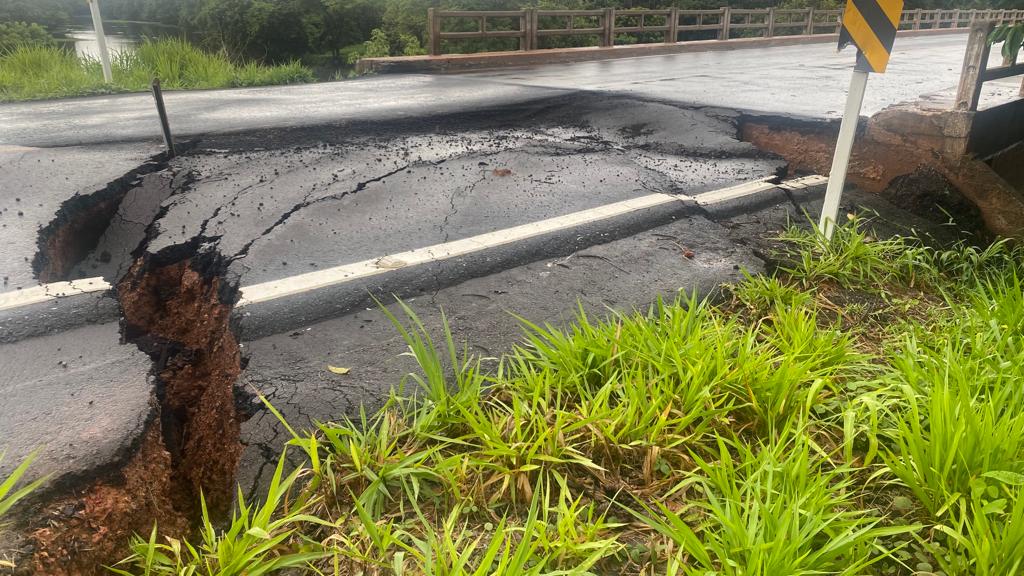 Chuvas aumentam rachaduras na BR-319 e risco de deslizamento de terra
