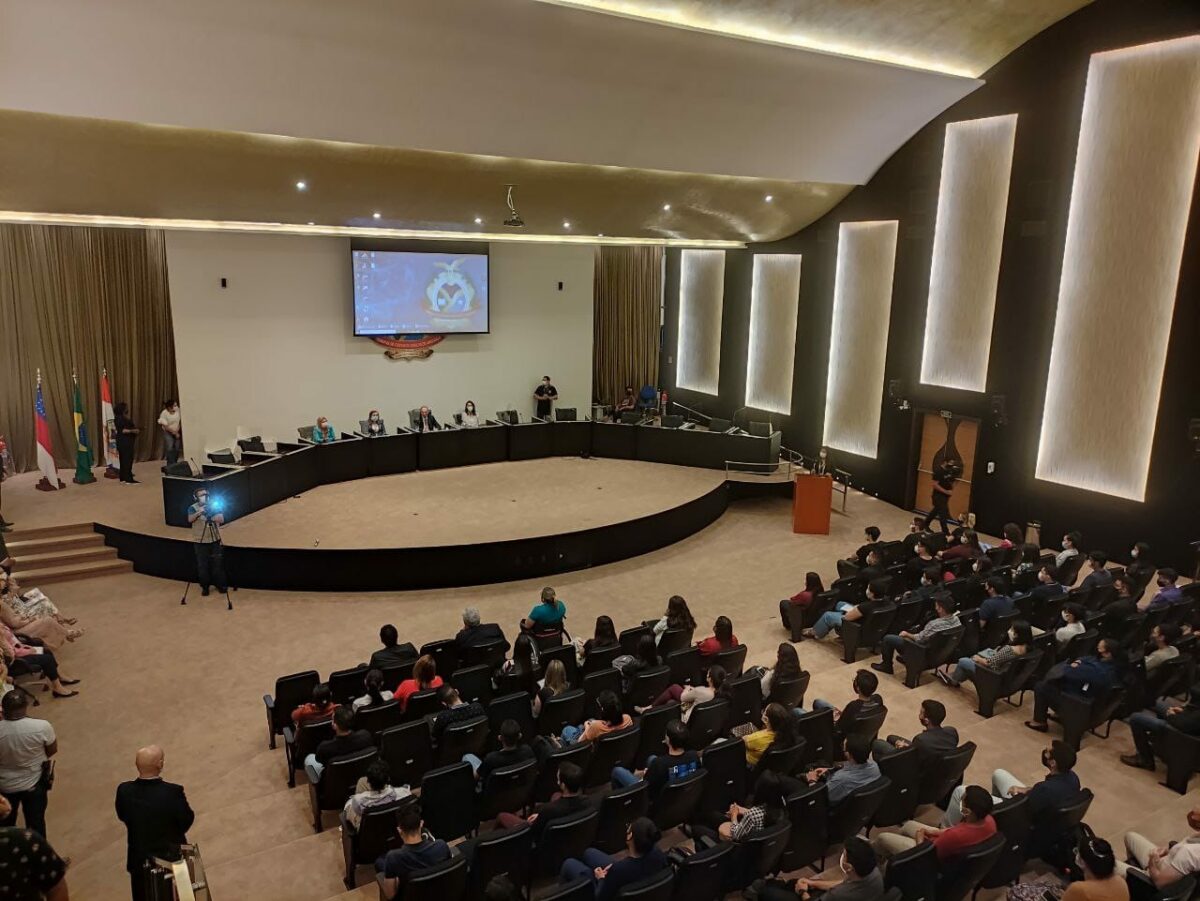 Presidente do TCE-AM incorpora estagiários aprovados em seleção