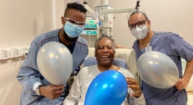Pelé, maior atleta do século XX, recebe alta do hospital