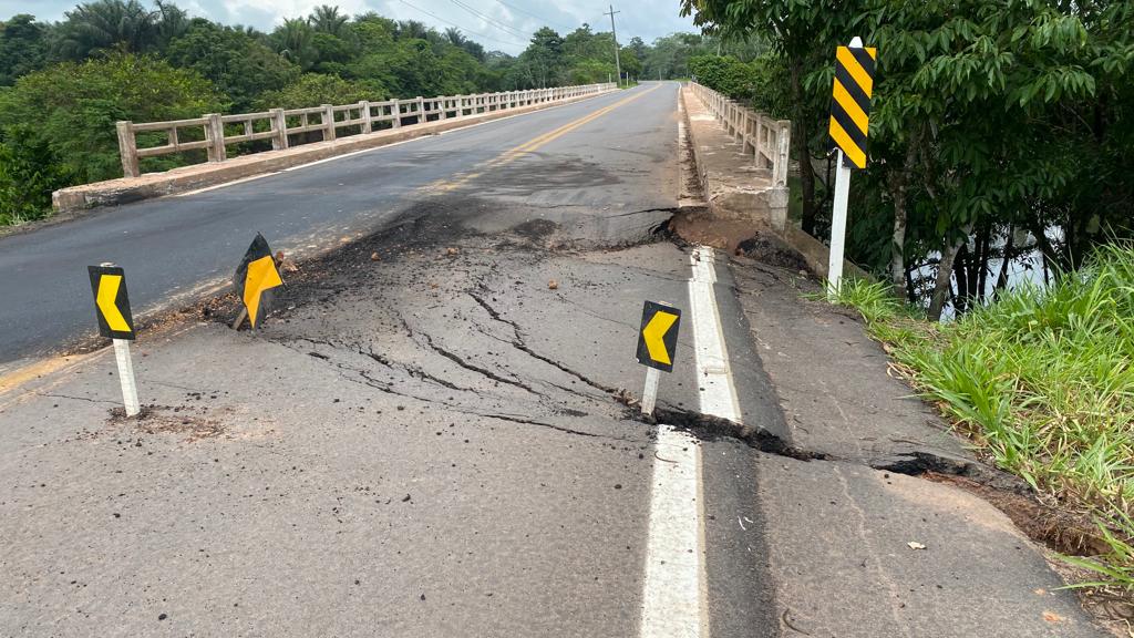 Ponte, na BR-319, com estrutura comprometida